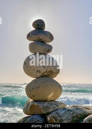 Une photo verticale de pierres équilibrées sur une côte rocheuse Banque D'Images