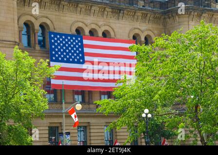 Grand drapeau américain suspendu de l'édifice, Ottawa, Ontario, Canada Banque D'Images