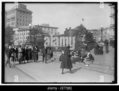 Les piétons, sur les mesures de l'angle sud-ouest de l'État, la guerre, et Marine Building, avec le bloc de 500 17th Street, N.W., Washington, D.C., derrière Banque D'Images