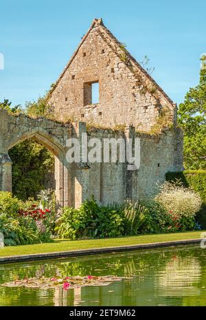 Le tithe Barn et Carp Pond à Sudeley Castle Ruins Garden, situé près de Winchcombe, Gloucestershire, Angleterre Banque D'Images