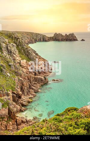 Côte près de Porthcurno au crépuscule, Cornouailles, Angleterre, Royaume-Uni Banque D'Images