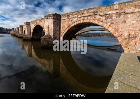 Le vieux pont, Berwick upon Tweed, avec le pont Royal Tweed, qui transporte la circulation routière et le pont Royal Border qui transporte la ligne ferroviaire de la côte est. Banque D'Images