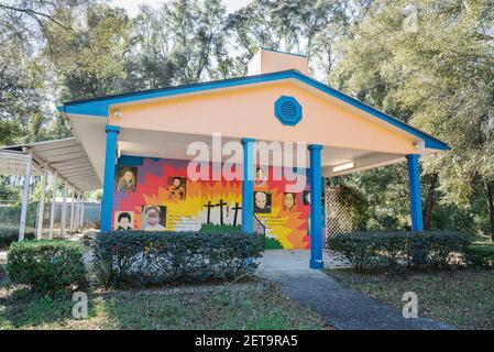 Eglise espagnole, Iglesia Hispana de Alachua, réside dans une maison reconvertie sur une rue latérale dans une petite ville du nord de la Floride. Banque D'Images