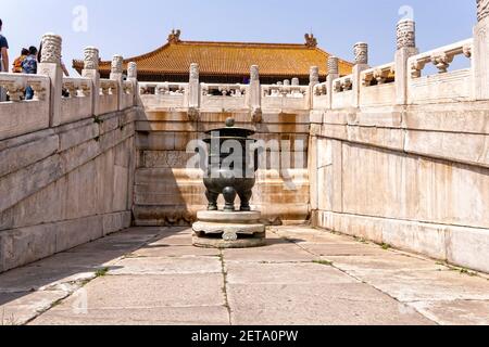 Pékin, Chine. 2 juin 2017. Le Hall of Supreme Harmony est entouré de brûleurs d'encens en bronze dans la Cité interdite de Beijing, en Chine. Banque D'Images