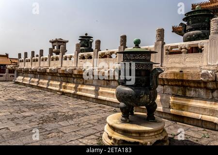 Pékin, Chine. 2 juin 2017. Le Hall of Supreme Harmony est entouré de brûleurs d'encens en bronze dans la Cité interdite de Beijing, en Chine. Banque D'Images