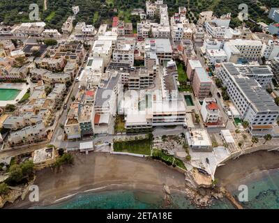 Vue aérienne par drone d'une petite ville touristique. Banque D'Images