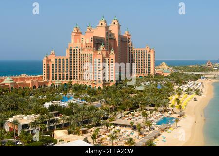 Atlantis The Palm Dubai Hotel situé à Palm Jumeirah, Émirats arabes Unis. Vue aérienne sur la plage de luxe de Palm Resort à Dubaï. Banque D'Images