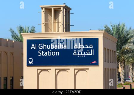 Station de métro Al Ghubaiba à Dubaï. Panneau des transports publics à Dubaï en anglais et en arabe. Station de métro RTA. Banque D'Images