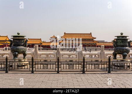 Pékin, Chine. 2 juin 2017. Le Hall of Supreme Harmony est entouré de brûleurs d'encens en bronze dans la Cité interdite de Beijing, en Chine. Banque D'Images