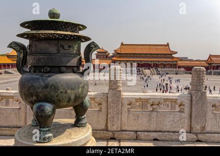 Pékin, Chine. 2 juin 2017. Le Hall of Supreme Harmony est entouré de brûleurs d'encens en bronze dans la Cité interdite de Beijing, en Chine. Banque D'Images