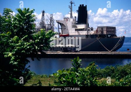 Samana Domincan Republic Container Ship au port Banque D'Images