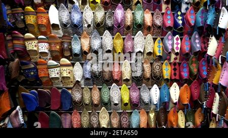 présentation au détail de chaussures colorées sur le marché principal de marrakech, morroco Banque D'Images