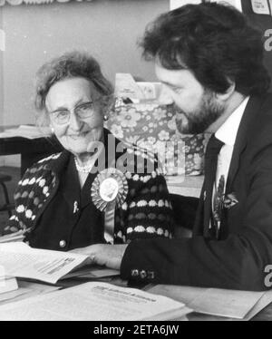 CANDIDAT DU SDP POUR L'ÉLECTION PARTIELLE P[ORTSMOUTH SOUTH MIKE HANCOCK AVEC UN TRAVAILLEUR DU PARTI GLADYS ALDWORTH-BIGGS, 91 ANS. PIC MIKE WALKER, M. ET Y PORTSMOUTH 1984 Banque D'Images