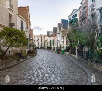 Paris, France - 02 26 2021 : quartier de Montmartre. Rue Villa Leandre Banque D'Images