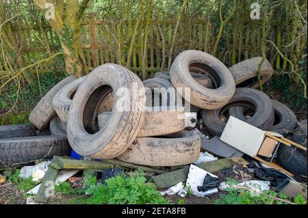 Denham, Buckinghamshire, Royaume-Uni. 1er mars 2021. Des pneus de camion sont mis en attente à Denham sur une route très fréquentée. Il y a eu une augmentation considérable du nombre de pourboires illégaux à la mouche dans le Buckinghamshire pendant la pandémie de Covid-19, malgré l'ouverture de sites de déchets ménagers et commerciaux. Le pourboire à la mouche est une infraction pénale passible d'une amende pouvant aller jusqu'à 50,000 livres sterling ou 12 mois d'emprisonnement devant un tribunal de juridiction. L'infraction peut entraîner une amende illimitée et jusqu'à 5 ans d'emprisonnement s'il est reconnu coupable devant un tribunal de la Couronne. Crédit : Maureen McLean/Alay Banque D'Images