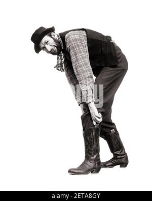 LES ANNÉES 1930 SUR SA CHANCE HOMME MIS SUR UNE PAIRE DE BOTTES DE COWBOY PORTANT UN MAILLOT À CARREAUX GILET MOUCHOIR CHAPEAU EN LAMBEAUX REGARDER L'APPAREIL PHOTO - C681 HAR001 HARS ENTERTAINMENT GILET B&W CONTACT AVEC LES YEUX BIZARRE MOUSTACHE PERFORMING ARTS CHANCE METTRE HUMORISTIQUE BIZARRE AVENTUREZ-VOUS DANS SA FORCE D'EXÉCUTION MOUSTACHES GROTESQUE ESSAYANT ZANY COMIQUE NON CONVENTIONNEL NECKERCHIER A OF ON TO ENTERTAINER PROFESSIONS DE CHEVEUX FACIAUX CONCEPTUELLES COMÉDIENS COMIQUES LAMBEAUX ET DÉLIRANTS, CHEMISE À CARREAUX IDIOSYNCRATIQUES AMUSANTE PAR DES ARTISTES EXCENTRIQUES HOMME MOYEN-ADULTE HOMME MOYEN-ADULTE ARTISTES HORS-LA-LOI JEUNE ADULTE HOMME NOIR ET RACE BLANCHE DE RACE BLANCHE ERRATIQUE HAR001 Banque D'Images