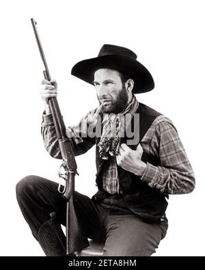 PERSONNAGE DES ANNÉES 1930, HOMME WESTERN COWBOY PORTANT CHAPEAU GILET MOUCHOIR FUMEUR FUSIL D'ACTION À LEVIER DE MAINTIEN DE TUYAU - C747 HAR001 HARS ACTOR PIPE RURAL COPY ESPACE PLEINE LONGUEUR DEMI-LONGUEUR PERSONNES CARABINE CARACTÈRE MÂLES WESTERN PROFESSION DIVERTISSEMENT GILET EXPRESSIONS ÂGE MOYEN B&W HOMME D'ÂGE MOYEN MOUSTACHE ARTS DE LA SCÈNE PROFESSION AVENTURE ARTISTES TUYAUX TABAC MOUSTACHES CARRIÈRES TRAVAIL EMPLOI DE MAUVAISE HABITUDE DE NECKERCHIER ENTERTAINER PROFESSIONS DE CHEVEUX FACIAUX FUMEUR NICOTINE ACTEURS CONCEPTUELS ADDICTIVE ÉLÉGANT EMPLOYÉ PLAID SHIRT ARTISTES ARMES À FEU ARTISTES D'HOMMES MI-ADULTES MI-ADULTES Banque D'Images