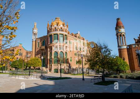 Un des bâtiments identiques le long de la plaza avec un coin rond. À l'hôpital de la Santa Creu i Sant Pau à Barcelone, Espagne. Banque D'Images