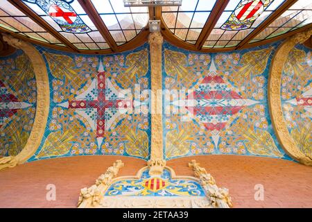 Beau carrelage en mosaïque dans un couloir du bâtiment principal. À l'hôpital de la Santa Creu i Sant Pau à Barcelone, Espagne. Banque D'Images