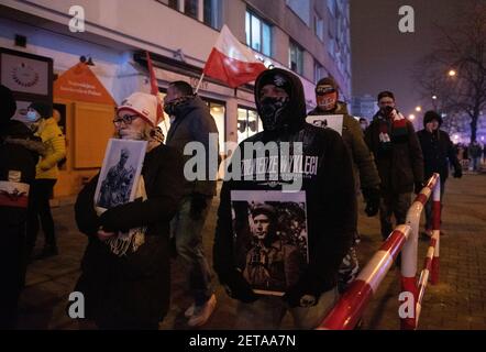 Varsovie, Varsovie, Pologne. 1er mars 2021. Les gens défilent en tenant des portraits de soldats maudits le 1er mars 2021 à Varsovie, en Pologne. Environ une centaine de personnes ont participé à la Journée nationale du souvenir annuelle des soldats maudits. Les soldats maudits étaient membres de divers groupes armés pro-indépendantistes et partisans anticommunistes qui, à partir de 1944, combattaient l'occupation soviétique et le régime communiste imposé par Moscou après la Seconde Guerre mondiale. Crédit: Aleksander Kalka/ZUMA Wire/Alay Live News Banque D'Images