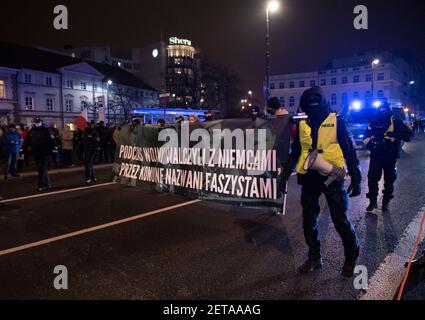 Varsovie, Varsovie, Pologne. 1er mars 2021. Les participants à la marche du souvenir tiennent une bannière le 1er mars 2021 à Varsovie, en Pologne. Environ une centaine de personnes ont participé à la Journée nationale du souvenir annuelle des soldats maudits. Les soldats maudits étaient membres de divers groupes armés pro-indépendantistes et partisans anticommunistes qui, à partir de 1944, combattaient l'occupation soviétique et le régime communiste imposé par Moscou après la Seconde Guerre mondiale. Crédit: Aleksander Kalka/ZUMA Wire/Alay Live News Banque D'Images