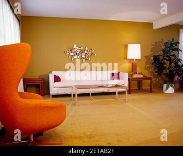 Années 1950 années 1960 années 1970 MILIEU du SIÈCLE MODERNE SALON INTÉRIEUR MIROIR MUR BLANC ART CANAPÉ PIED CHROMÉ TABLE BASSE CHAISE ORANGE AUX ŒUFS - KI2487 HAR001 HARS APPARTEMENT CONFORT DÉCORATION DÉVELOPPEMENT MATÉRIEL DÉCOR STYLES SALON INTÉRIEUR DÉCORATION INTÉRIEURE RÉSIDENCE ÉLÉGANTES TABLES D'EXTRÉMITÉ DÉCORATION D'INTÉRIEUR CHROMÉE MUR À MUR. CHAMBRES EN PREMIER PLAN AVEC MIROIRS AMEUBLEMENT HAR001 MI-SIÈCLE À L'ANCIENNE Banque D'Images