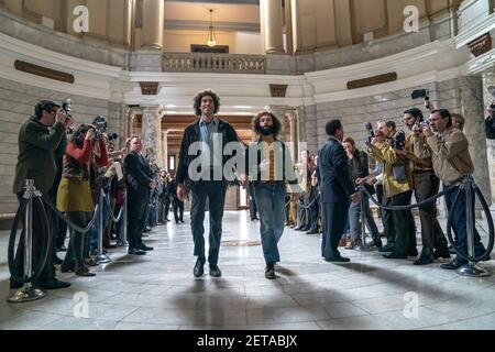 The Trial of the Chicago 7 (2020) dirigé par Aaron Sorkin et mettant en vedette Eddie Redmayne, Alex Sharp et Sacha Baron Cohen. L'histoire de 7 personnes en procès découlant de diverses accusations entourant le soulèvement à la convention nationale démocratique de 1968 à Chicago. Banque D'Images