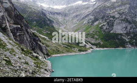 Beau lac de montagne Gelmersee à Berne en Suisse Banque D'Images