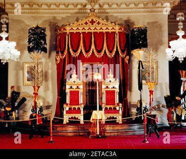 SALLE DU TRÔNE DES ANNÉES 1970 PALAIS ROYAL IOLANI CONSTRUIT EN 1882 HONOLULU HAWAII USA - KR15810 LAN001 HARS THRONE INTÉRIEUR DESIGN RÉSIDENCE DÉCORATION ÉLÉGANTE MAISON SOMPTUEUSE MONARCHIE MONUMENT HISTORIQUE NATIONAL 1882 MOBILIER ÉLABORÉ ÎLES HAWAÏENNES À L'ANCIENNE Banque D'Images