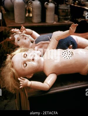 ANNÉES 1980 CREEPY JETÉ BÉBÉ BLOND JOUET POUPÉE AVEC HAUT-PARLEUR DEDANS LES YEUX DE LA POITRINE SE SONT FERMÉS, ALLONGÉ SUR LA TABLE À CÔTÉ DE DEUX AUTRES PUCES POUPÉES DE MARCHÉ - KS11962 PHT001 HARS TRISTESSE HORREUR RÊVES BIZARRES ÉTRANGE ÉTRANGE ÉTRANGE GRAND ANGLE ÉTRANGE CRÉEPY GROTESQUE EFFRAYANT VOIX SINISTRE ZANY UNCONVENTIONAL DANS SUR L'ABANDON CONCEPTUEL TROUBLANT À CÔTÉ DE MENACE WACKY POUPÉE DE PUCE IDIOSYNCRATIQUE DE BÉBÉ MIS AU REBUT EXCENTRIQUE DÉSTABILISANT L'ORIGINE ETHNIQUE CAUCASIENNE UN VIEUX DÉMODÉ ET ERRATIQUE, SCANDALEUX Banque D'Images