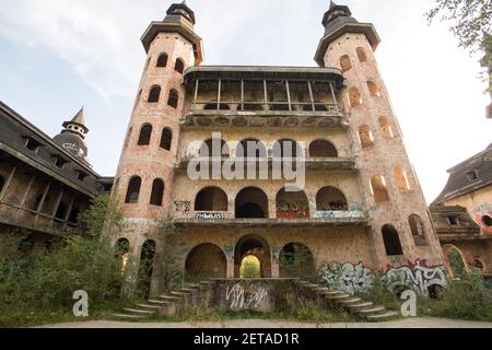 Le château de Lapalice est la plus grande construction non autorisée et inachevée de Pologne construite au milieu des années 80 comme un style de château moderne à Lapalice, en Pologne. S Banque D'Images