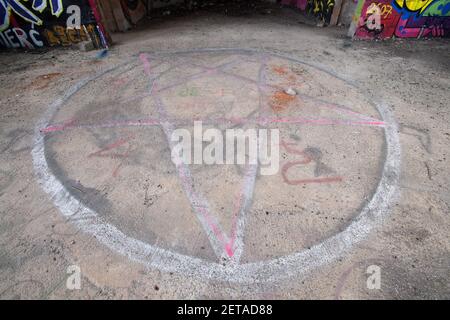 Pentacle, pentagramme inversé circonscrit par un cercle, symbole sataniste à Gdansk, Pologne. 21 septembre 2020 © Wojciech Strozyk / Alamy stock photo Banque D'Images