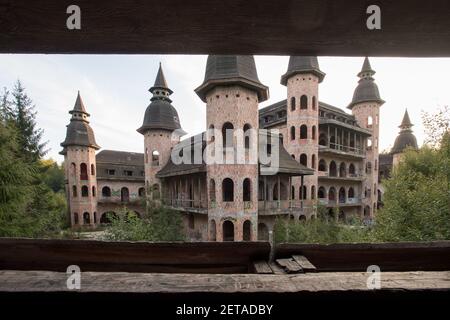 Le château de Lapalice est la plus grande construction non autorisée et inachevée de Pologne construite au milieu des années 80 comme un style de château moderne à Lapalice, en Pologne. S Banque D'Images