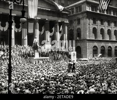 LES OBLIGATIONS DE GUERRE DE LA SECONDE GUERRE MONDIALE DES ANNÉES 1940 RASSEMBLENT LA FOULE DEVANT LE NOUVEAU YORK STOCK EXCHANGE BUILDING WALL STREET NYC USA - Q42124 CPC001 FEMMES HARS WW2 ÉTATS-UNIS FEMMES PERSONNES INSPIRATION UNITED ÉTATS D'AMÉRIQUE LES HOMMES RISQUENT B&W OBLIGATION PRÊT AMÉRIQUE DU NORD SUCCÈS EN AMÉRIQUE DU NORD GRAND ANGLE VENDANT DES CAUTIONNEMENTS À GRAND ANGLE SCULPTURE FORCE STRATÉGIE EFFORT EXCITATION EXTÉRIEUR PUISSANTE GUERRE MONDIALE LA GUERRE MONDIALE DEUX LA DEUXIÈME GUERRE MONDIALE DANS L'OCCASION NYC PROFESSIONS LA POLITIQUE FAIT APPEL AUX ÉTOILES ET AUX RAYURES CONCEPTUELLES DES VILLES DE NEW YORK SOUTENIR LA GUERRE MONDIALE 2 GEORGE WASHINGTON NEW YORK PROMOTION DE LA VILLE COOPÉRATION PROGRAMME DE DÉFENSE NATIONALE Banque D'Images