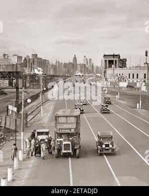 LES VISITEURS DES ANNÉES 1930 ATTENDENT LE BUS POUR LA FOIRE MONDIALE A DE 1933 EXPOSITION CENTURY OF PROGRESS PRÈS DU CHAMP DE SOLDATS À CHICAGO IL ÉTATS-UNIS - Q75020 CPC001 HARS FRÉQUENTANT LES BUS VISITEURS DE L'ILLINOIS 1933 EXPOSITION NOIR ET BLANC IL MIDWEST À L'ANCIENNE Banque D'Images