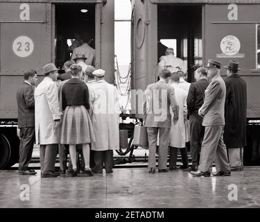 LES NAVETTEURS HOMMES ET FEMMES DES ANNÉES 1950 EMBARQUANT LE MATIN TRAIN DE VOYAGEURS LONG ISLAND NY USA - R9303 DEB001 TRANSPORT HARS NY B&W FEMME D'AFFAIRES MATIN NAVETTEURS ET NAVETTAGE EN TRAIN CONNEXION PROFESSIONNELLE LES FEMMES D'AFFAIRES ÉLÉGANTES ÉCRASENT LES CHEMINS DE FER DEB001 TOUS À BORD DE LA COOPÉRATION L'ETHNIE CAUCASIENNE NOIRE ET BLANCHE EST UN LIEU DE TRAVAIL TRADITIONNEL Banque D'Images