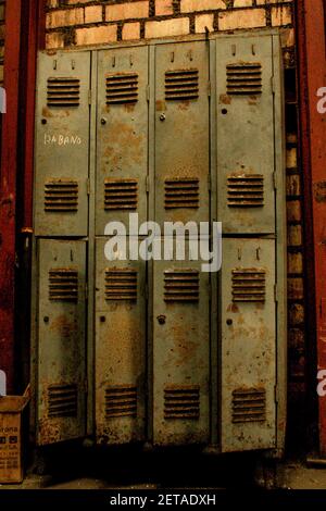 Un coup vertical de vieux casiers rouillés dans un abandonné bâtiment Banque D'Images