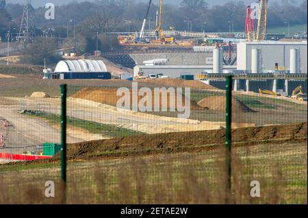 West Hyde, Hertfordshire, Royaume-Uni. 1er mars 2021. Les travaux se poursuivent sur le site de construction du portail sud du tunnel de Chiltern HS2. Des tunnels de 10 km en direction du nord et du sud seront coupés sous terre à travers les Chilterns sous la M25 pour la nouvelle ligne de train à grande vitesse HS2 de Londres à Birmingham. Deux machines d'alésage de tunnel, Florence et Cecilia, sont en service sur le site. Les tunnels doivent commencer ce printemps et les machines d'alésage de tunnel (TBM) sont les plus grandes TBM ferroviaires jamais utilisés au Royaume-Uni. Crédit : Maureen McLean/Alay Banque D'Images