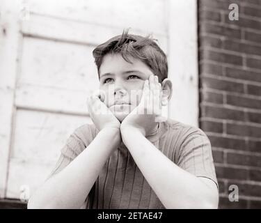 ANNÉES 1960 SAD PRÉ-ADOLESCENT GARÇON ASSIS PRÈS DE VIEUX BÂTIMENT DE BRIQUE DE REPOS SON VISAGE DANS SES MAINS - W4985 HAR001 HARS HOMMES RISQUE ADOLESCENT TROUBLE B&W REPOS TRISTESSE RÊVES QUARTIER HIS LES ADOLESCENTS DÉFAVORISÉS OUBLIÉS DÉÇUS DÉÇUS ONT DÉCONNECTÉ LES JEUNES PAUVRES MISÉRABLE ET NÉGLIGÉ AVANT L'ADOLESCENCE AVANT L'ADOLESCENCE GARÇON TAUDIS NOIR ET BLANC RACE BLANCHE DISTRAAUGHT HAR001 À L'ANCIENNE Banque D'Images