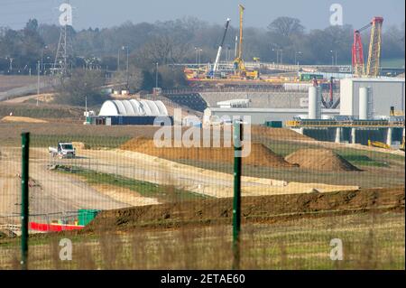 West Hyde, Hertfordshire, Royaume-Uni. 1er mars 2021. Les travaux se poursuivent sur le site de construction du portail sud du tunnel de Chiltern HS2. Des tunnels de 10 km en direction du nord et du sud seront coupés sous terre à travers les Chilterns sous la M25 pour la nouvelle ligne de train à grande vitesse HS2 de Londres à Birmingham. Deux machines d'alésage de tunnel, Florence et Cecilia, sont en service sur le site. Les tunnels doivent commencer ce printemps et les machines d'alésage de tunnel (TBM) sont les plus grandes TBM ferroviaires jamais utilisés au Royaume-Uni. Crédit : Maureen McLean/Alay Banque D'Images