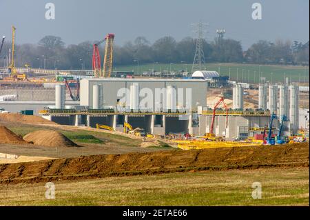 West Hyde, Hertfordshire, Royaume-Uni. 1er mars 2021. Les travaux se poursuivent sur le site de construction du portail sud du tunnel de Chiltern HS2. Des tunnels de 10 km en direction du nord et du sud seront coupés sous terre à travers les Chilterns sous la M25 pour la nouvelle ligne de train à grande vitesse HS2 de Londres à Birmingham. Deux machines d'alésage de tunnel, Florence et Cecilia, sont en service sur le site. Les tunnels doivent commencer ce printemps et les machines d'alésage de tunnel (TBM) sont les plus grandes TBM ferroviaires jamais utilisés au Royaume-Uni. Crédit : Maureen McLean/Alay Banque D'Images