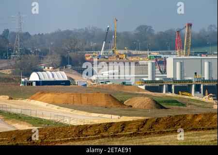 West Hyde, Hertfordshire, Royaume-Uni. 1er mars 2021. Les travaux se poursuivent sur le site de construction du portail sud du tunnel de Chiltern HS2. Des tunnels de 10 km en direction du nord et du sud seront coupés sous terre à travers les Chilterns sous la M25 pour la nouvelle ligne de train à grande vitesse HS2 de Londres à Birmingham. Deux machines d'alésage de tunnel, Florence et Cecilia, sont en service sur le site. Les tunnels doivent commencer ce printemps et les machines d'alésage de tunnel (TBM) sont les plus grandes TBM ferroviaires jamais utilisés au Royaume-Uni. Crédit : Maureen McLean/Alay Banque D'Images