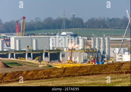 West Hyde, Hertfordshire, Royaume-Uni. 1er mars 2021. Les travaux se poursuivent sur le site de construction du portail sud du tunnel de Chiltern HS2. Des tunnels de 10 km en direction du nord et du sud seront coupés sous terre à travers les Chilterns sous la M25 pour la nouvelle ligne de train à grande vitesse HS2 de Londres à Birmingham. Deux machines d'alésage de tunnel, Florence et Cecilia, sont en service sur le site. Les tunnels doivent commencer ce printemps et les machines d'alésage de tunnel (TBM) sont les plus grandes TBM ferroviaires jamais utilisés au Royaume-Uni. Crédit : Maureen McLean/Alay Banque D'Images