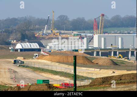 West Hyde, Hertfordshire, Royaume-Uni. 1er mars 2021. Les travaux se poursuivent sur le site de construction du portail sud du tunnel de Chiltern HS2. Des tunnels de 10 km en direction du nord et du sud seront coupés sous terre à travers les Chilterns sous la M25 pour la nouvelle ligne de train à grande vitesse HS2 de Londres à Birmingham. Deux machines d'alésage de tunnel, Florence et Cecilia, sont en service sur le site. Les tunnels doivent commencer ce printemps et les machines d'alésage de tunnel (TBM) sont les plus grandes TBM ferroviaires jamais utilisés au Royaume-Uni. Crédit : Maureen McLean/Alay Banque D'Images