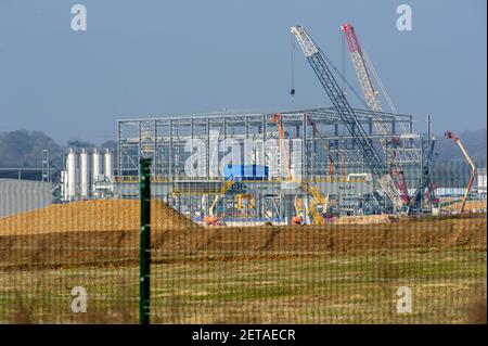 West Hyde, Hertfordshire, Royaume-Uni. 1er mars 2021. Les travaux se poursuivent sur le site de construction du portail sud du tunnel de Chiltern HS2. Des tunnels de 10 km en direction du nord et du sud seront coupés sous terre à travers les Chilterns sous la M25 pour la nouvelle ligne de train à grande vitesse HS2 de Londres à Birmingham. Deux machines d'alésage de tunnel, Florence et Cecilia, sont en service sur le site. Les tunnels doivent commencer ce printemps et les machines d'alésage de tunnel (TBM) sont les plus grandes TBM ferroviaires jamais utilisés au Royaume-Uni. Crédit : Maureen McLean/Alay Banque D'Images