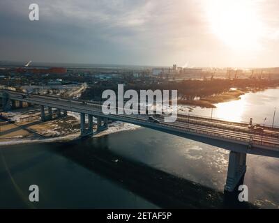 Pont Voroshilovsky à Rostov-on-Don, vue aérienne sur les drones. Banque D'Images