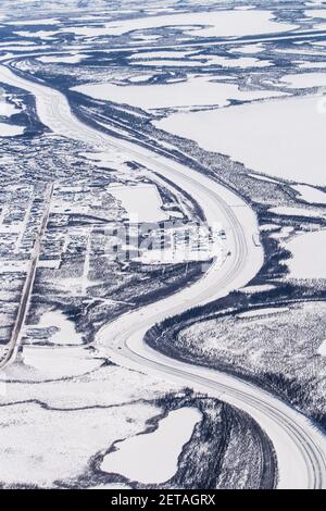 Vue aérienne en hiver du chemin de glace du fleuve Mackenzie et de la route Inuvik-Tuktoyaktuk, région du delta de Beaufort, Territoires du Nord-Ouest, Arctique canadien. Banque D'Images