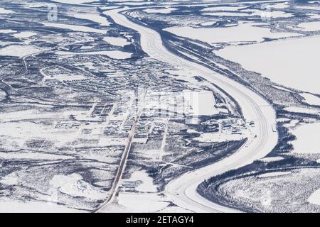 Vue aérienne en hiver de la route glaciaire du fleuve Mackenzie et de la route Inuvik-Tuktoyaktuk, région du delta de Beaufort, Territoires du Nord-Ouest, Arctique canadien. Banque D'Images