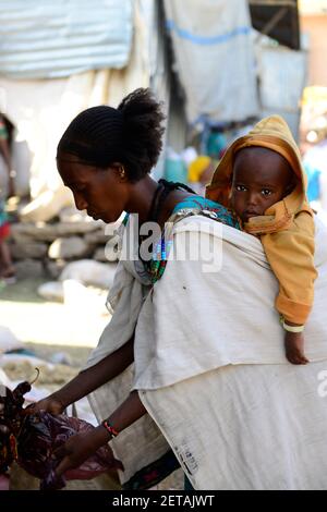 Une femme Tigrayan dans le marché dynamique de Mekele, en Éthiopie. Banque D'Images