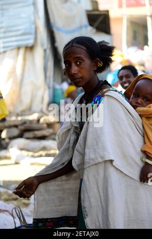 Une femme Tigrayan dans le marché dynamique de Mekele, en Éthiopie. Banque D'Images